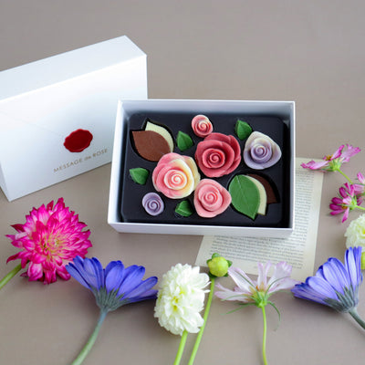 お花屋さんが作る、実りの秋を彩る「ダリア」カラーのチョコレートが8