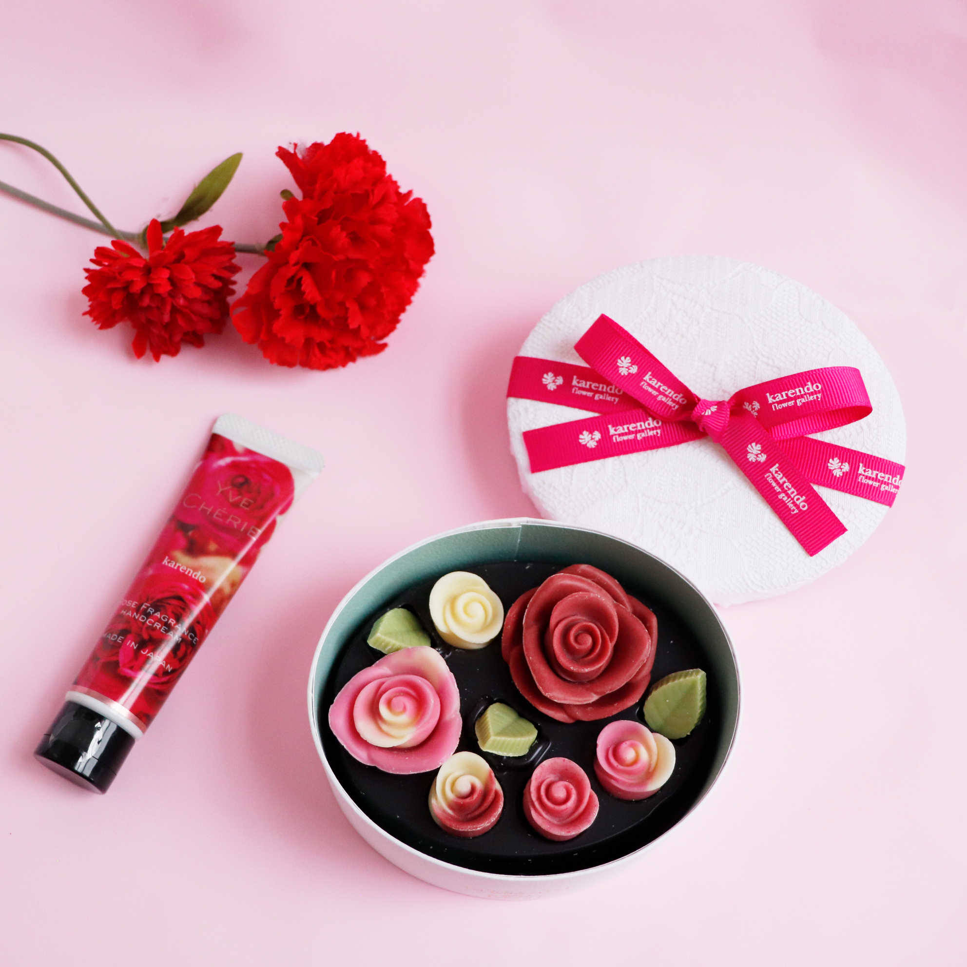 春の色を集めて！シリーズです♪可憐なブルーカルセドニーと薔薇